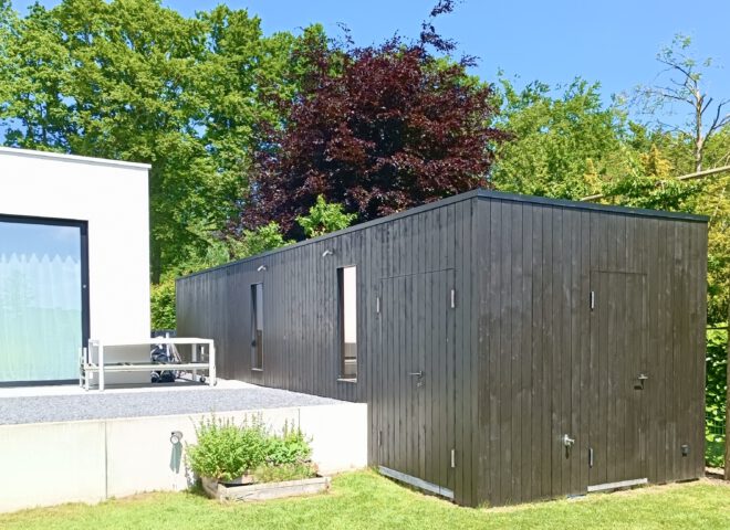 garage, tuinberging met WC in thermo den zwart gebeitst